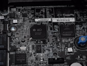 Symbolbild IT-Sicherheit es Motherboard eines HPE Servers mit iLo Chip