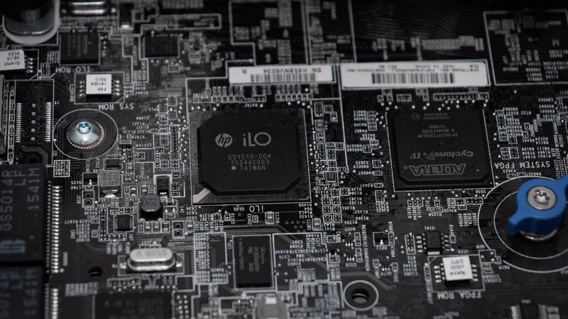 Symbolbild IT-Sicherheit es Motherboard eines HPE Servers mit iLo Chip