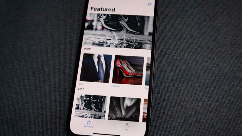 iPhone mit geöffneter SwiftUI App