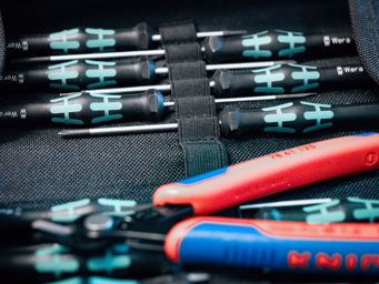 Symbolbild zu Server- und Netzwerktechnik es wird Werkzeug dargestellt.