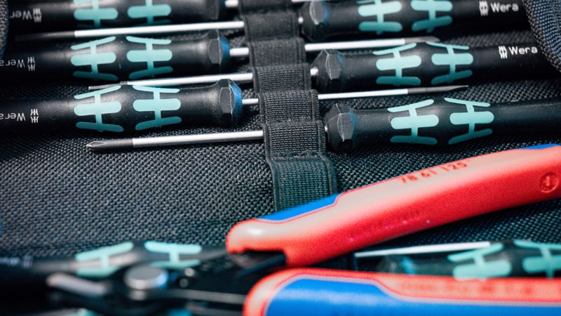 Symbolbild zu Server- und Netzwerktechnik es wird Werkzeug dargestellt.